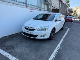 Opel Astra break blanc bon état 2012