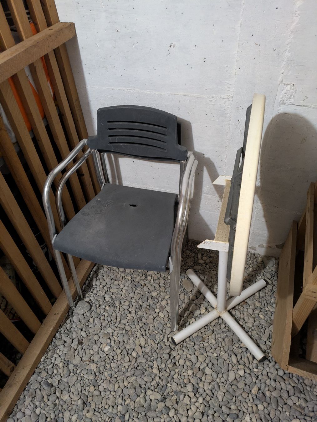Tische: Garten- / Balkonset, 2 Stühle und 1 Tisch – Gebraucht aus Niederuzwil von S.J.21