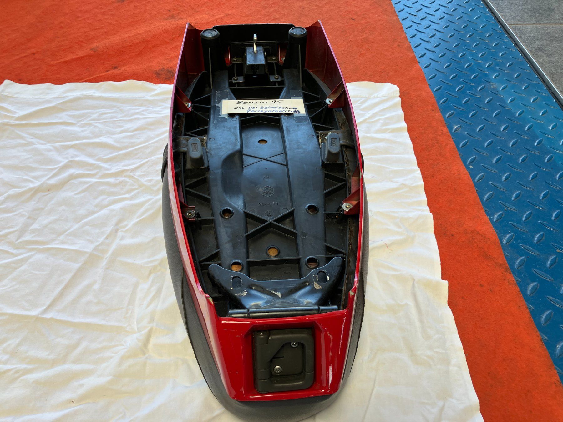 Vespa Tutti pezzi di ricambio per scooter: Vespa PK 50 Sitz – Usato da Gampelen venduto da Steuer0 1