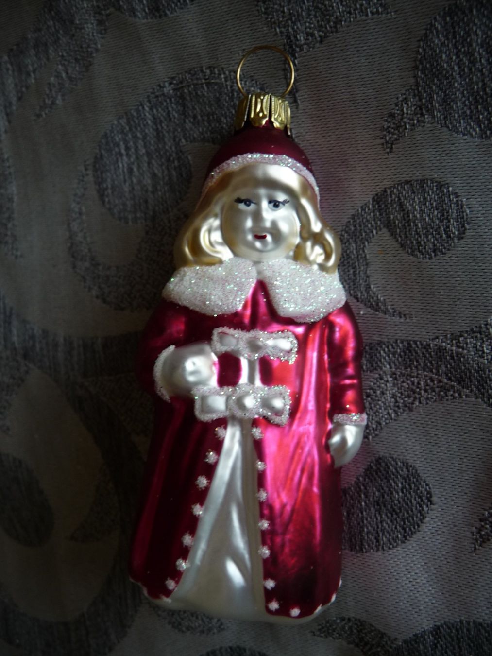 Alle Dekorationen: Mädchen mit rotem Kleid Christbaumschmuck – Neu und originalverpackt aus Alpnach Dorf von marvo 1