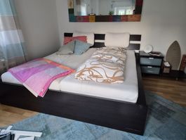 Bettgestell, Lattenrost, Nachttisch + Kissen