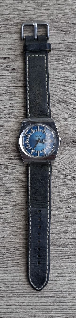 Doxa Orologi: Doxa "Tank" striking blue gradient sunburst dial.D/D Auto. – Usato da St-Cergue venduto da gar_x2b7 4