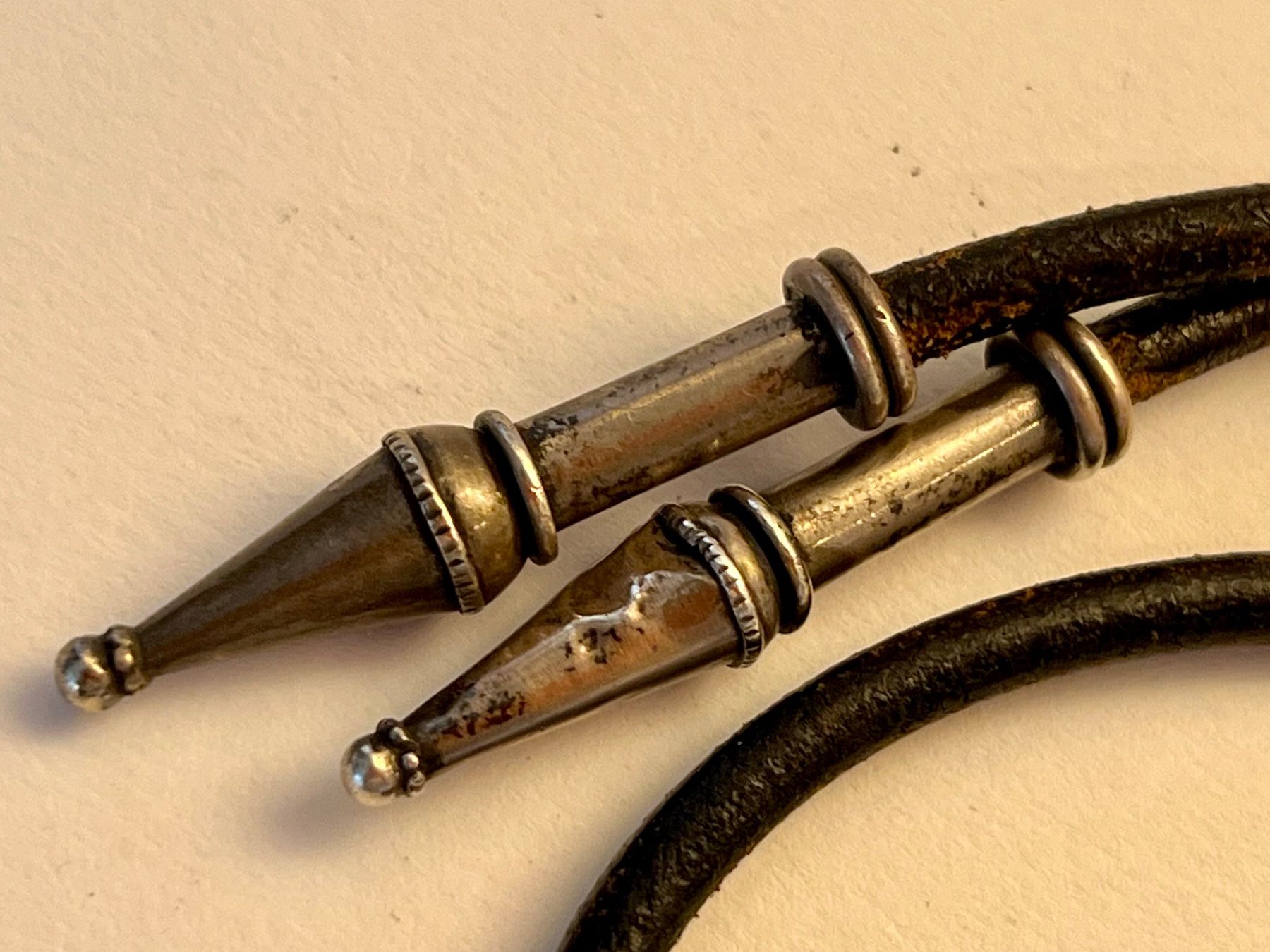 Cravatte: Cravate bolo argent et cuir, ancien – Usato da Genève venduto da DELIRBEADS 5