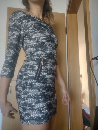 Robe moulante dentelle noire 3/4 manches bon état