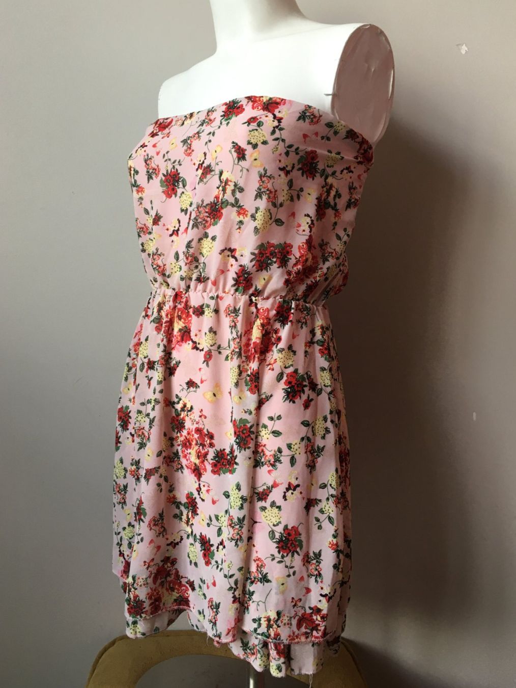 Robes: Robe d'été rose à fleurs🌸- S/M – D'occasion à Troinex par Irisglo