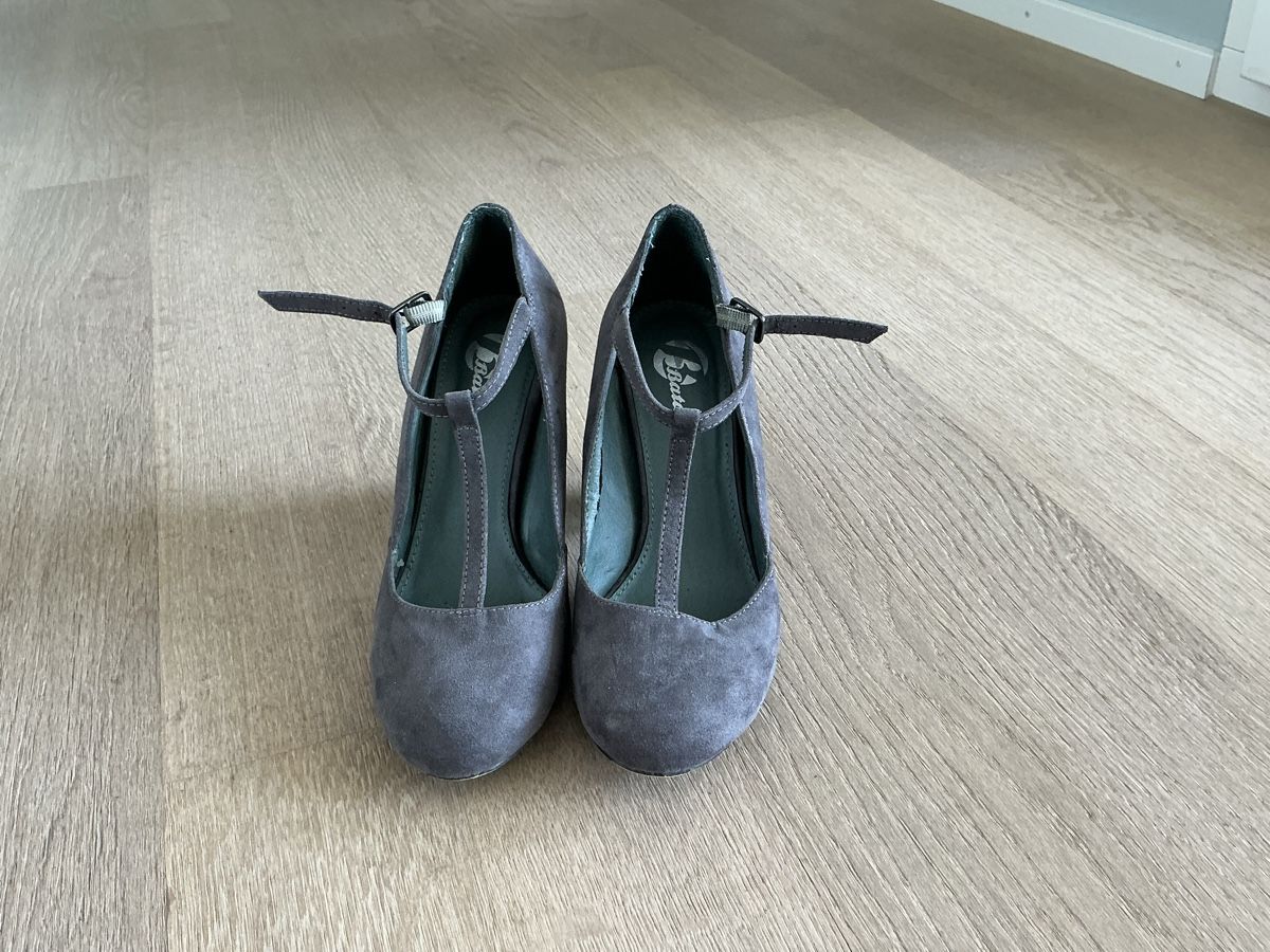 Scarpe da donna: Bata Schuhe, Farbe Grau, Größe 37 – Usato da Hergiswil NW venduto da wol_j5qk