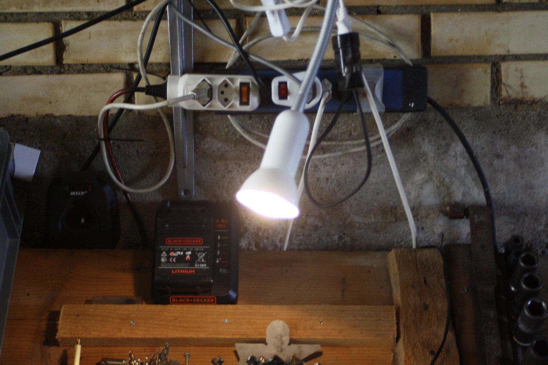 Lampade: VINTAGE KLEMMLAMPE LAMPE MIT FLEXARM – Usato da Wauwil venduto da Pneuedy 1