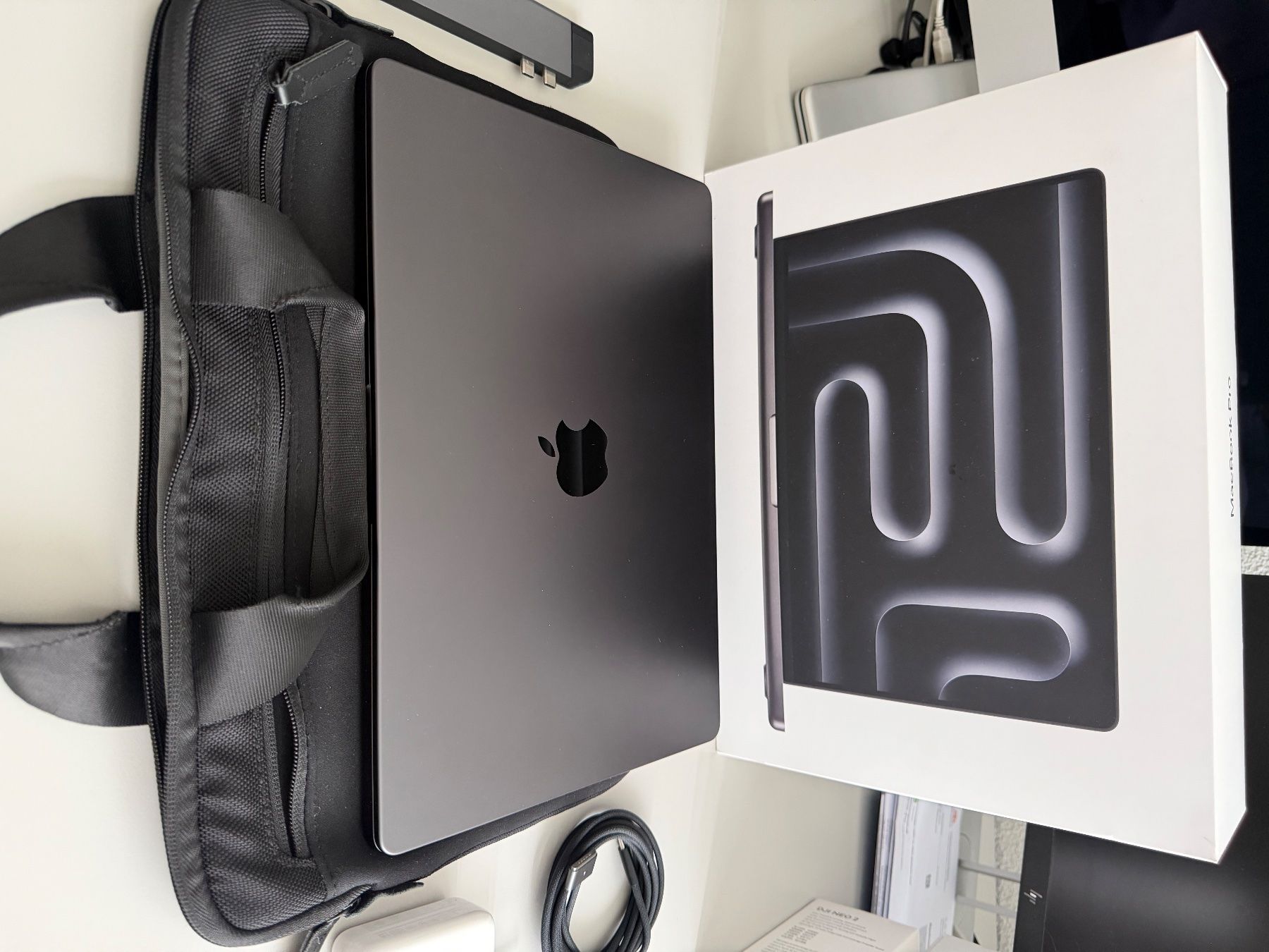 Apple Portables: MacBook 14-Inch Pro – Neuf (Voir description) à Müllheim Dorf par adn_5qfp