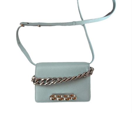 Sac Alexander McQueen, cuir bleu clair, parfait pour l'été