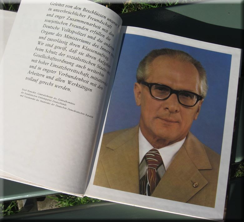 Libri: VOLKSPOLIZEI -- Zeit im Bild Dresden -- – Usato da Bern venduto da Ultimaa 2