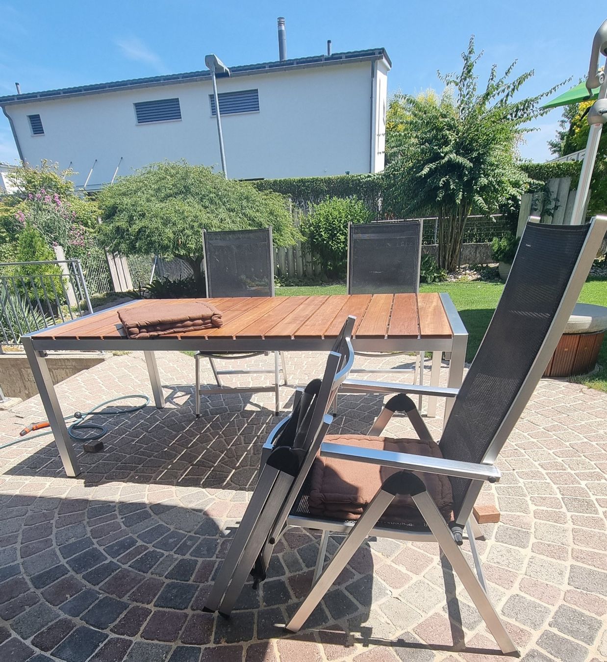 Set de table et chaises: Gartentisch aus Tropenholz – D'occasion à Bottighofen par buzz02 7