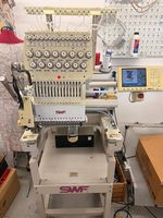 Stickmaschine SWF/E T 1501CS mit Kappen und Bordürenrahmen