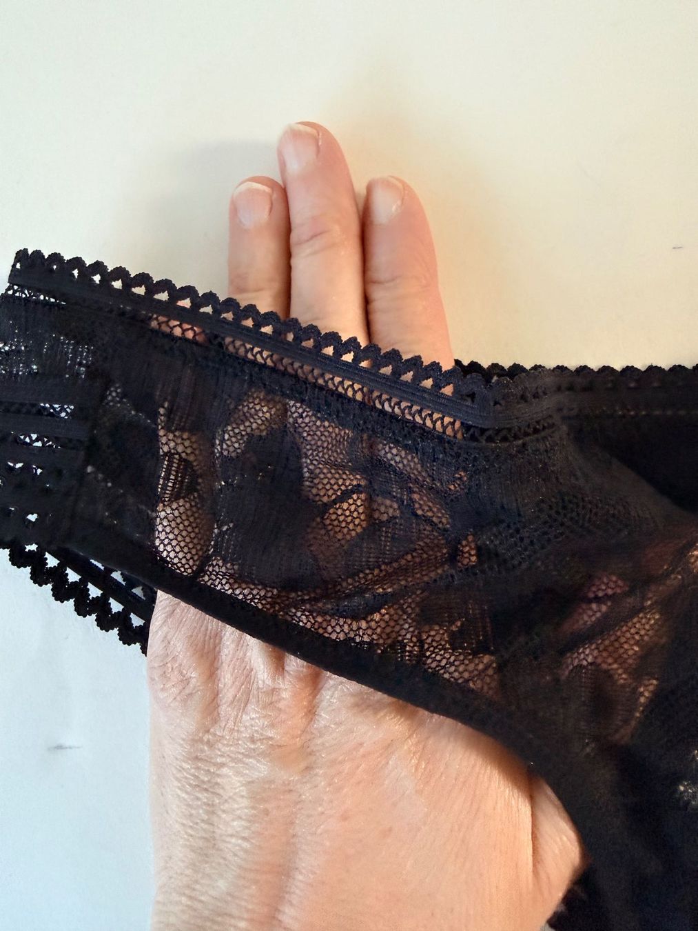 Passionata Altra biancheria intima: String, PASSIONATA, Gr. 40, Schwarz mit Blumenmuster, 3 Stck – Nuovo e nell'imballaggio originale da Rudolfstetten venduto da gst_g7xl 1