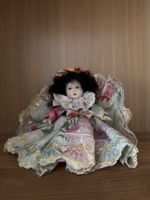 Antike Porzellanpuppe mit Blumenkleid, Sammlerstück! (54)