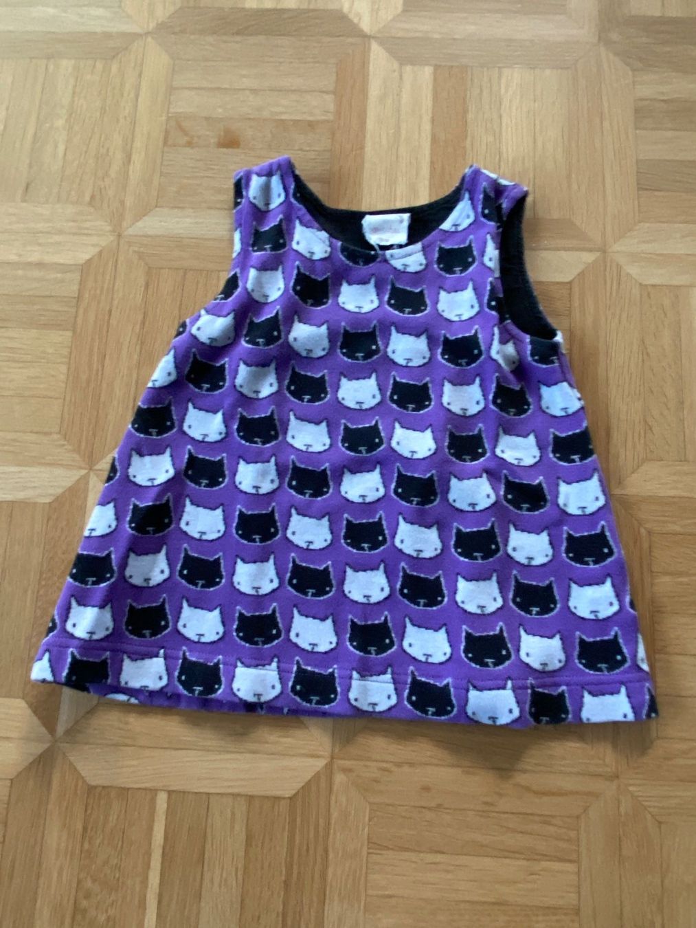 Vestiti & Gonne: Kleid lila mit Katzenmuster Gr. 74 / 80 – Usato da Vilters venduto da Zwaergli13