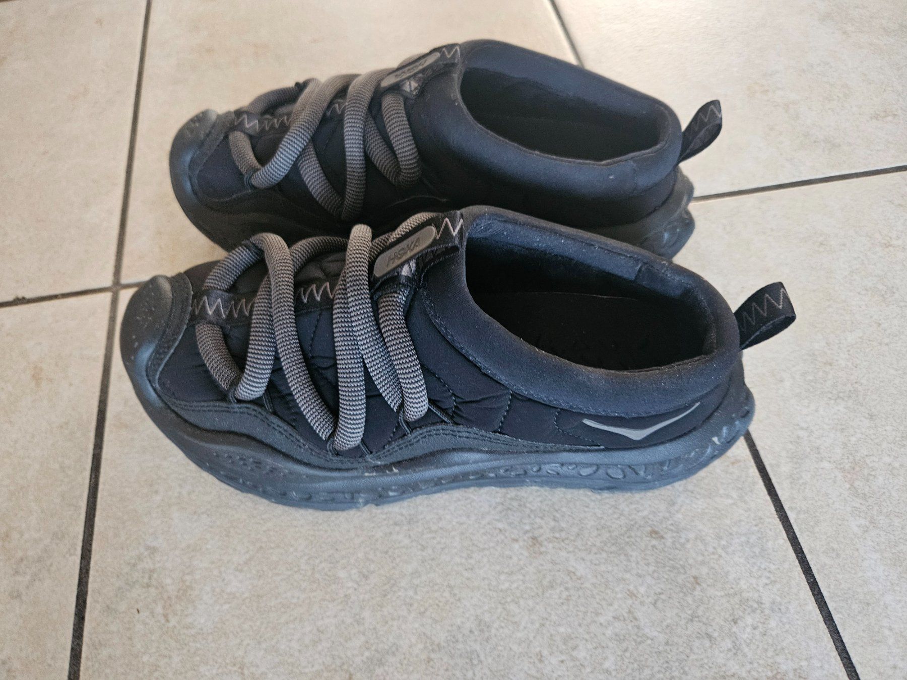 Hoka One One Scarpe da donna: Hoka ora 38 2/3 – Usato da Genève venduto da Smorbrod