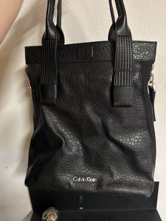 Schwarze Calvin Klein Handtasche mit Reissverschluss!