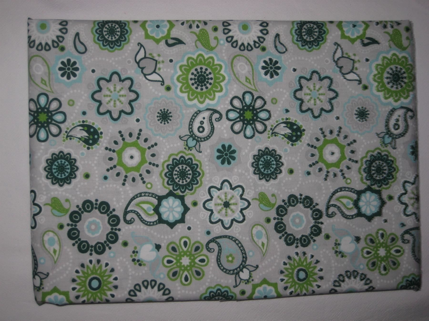 Stoffe: Baumwollstoff hellgrau & grüne Paisley Mandala – Neu und originalverpackt aus Füllinsdorf von Schlupp