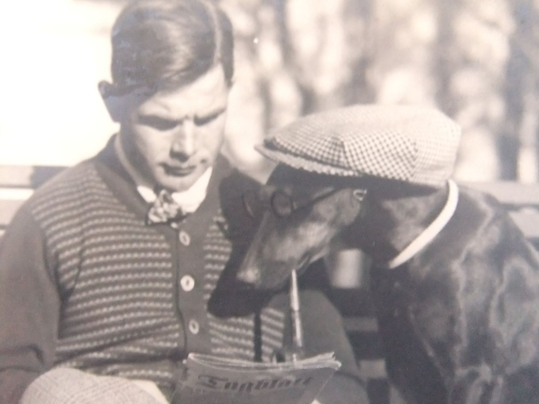 Foto & Immagini: Rauchender Hund /  E. Schraner – Usato da Esslingen venduto da eintagammeer 2