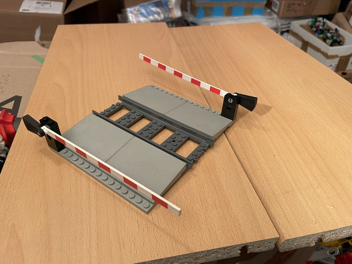 Lego Kit di costruzioni: LEGO EISENBAHN BAHNÜBERGANG für 9 oder 12 VOLT – Usato da Airolo venduto da Bagaion99
