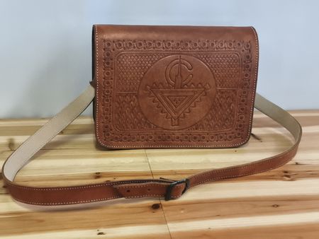 Vintage Leder-Umhängetaschemit Prägung – Boho (A47)
