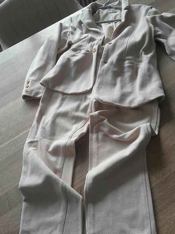 Kleiderpakete & -sets: Blazer und Hose gr.152 – Gebraucht aus Buochs von DODGEO11