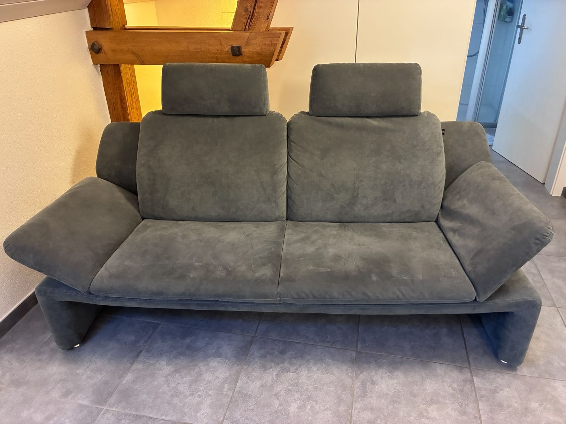 Divani: 2er-Sofa mit Zusatzsessel und Hocker, dunkelgrau – Nuovo (secondo la descrizione) da Sursee venduto da Aniri