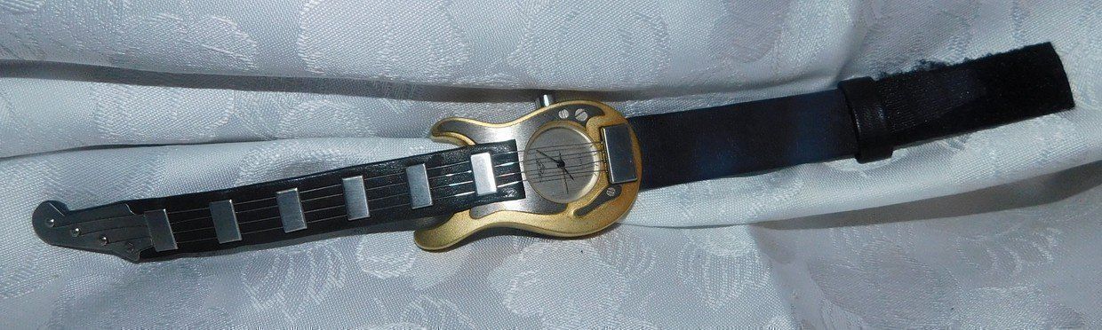 Uhren: Quarzuhr in Gitarrenform, mit Köfferchen – Gebraucht aus Villnachern von Niggo0 1