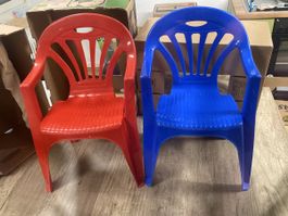 Zwei Kinderstühle aus Kunststoff rot und blau gebraucht