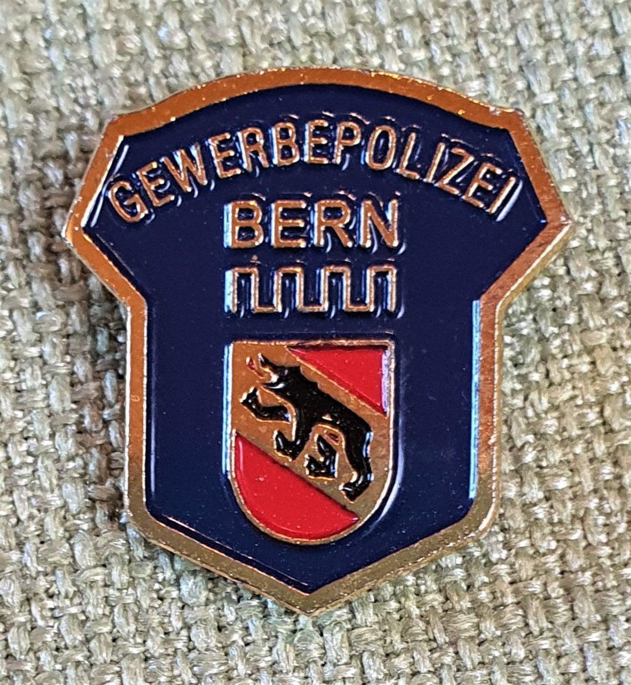 Placchette & Badge: H228 - Pin Gewerbepolizei Bern – Usato da Reinach BL venduto da Boston-Verkauf