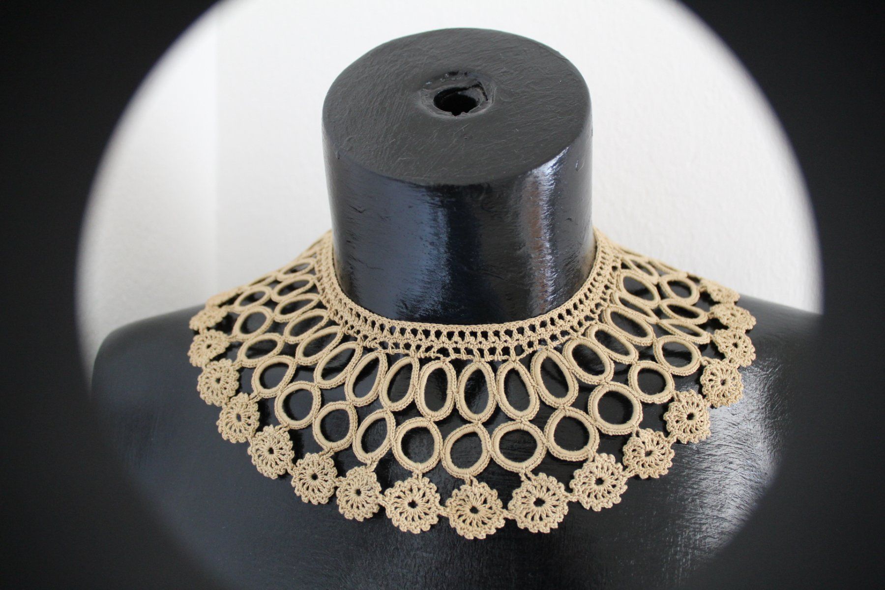 Catenine: Vintage Häkel -  Halsschmuck – Usato da Locarno venduto da madame-tus-sauds 2