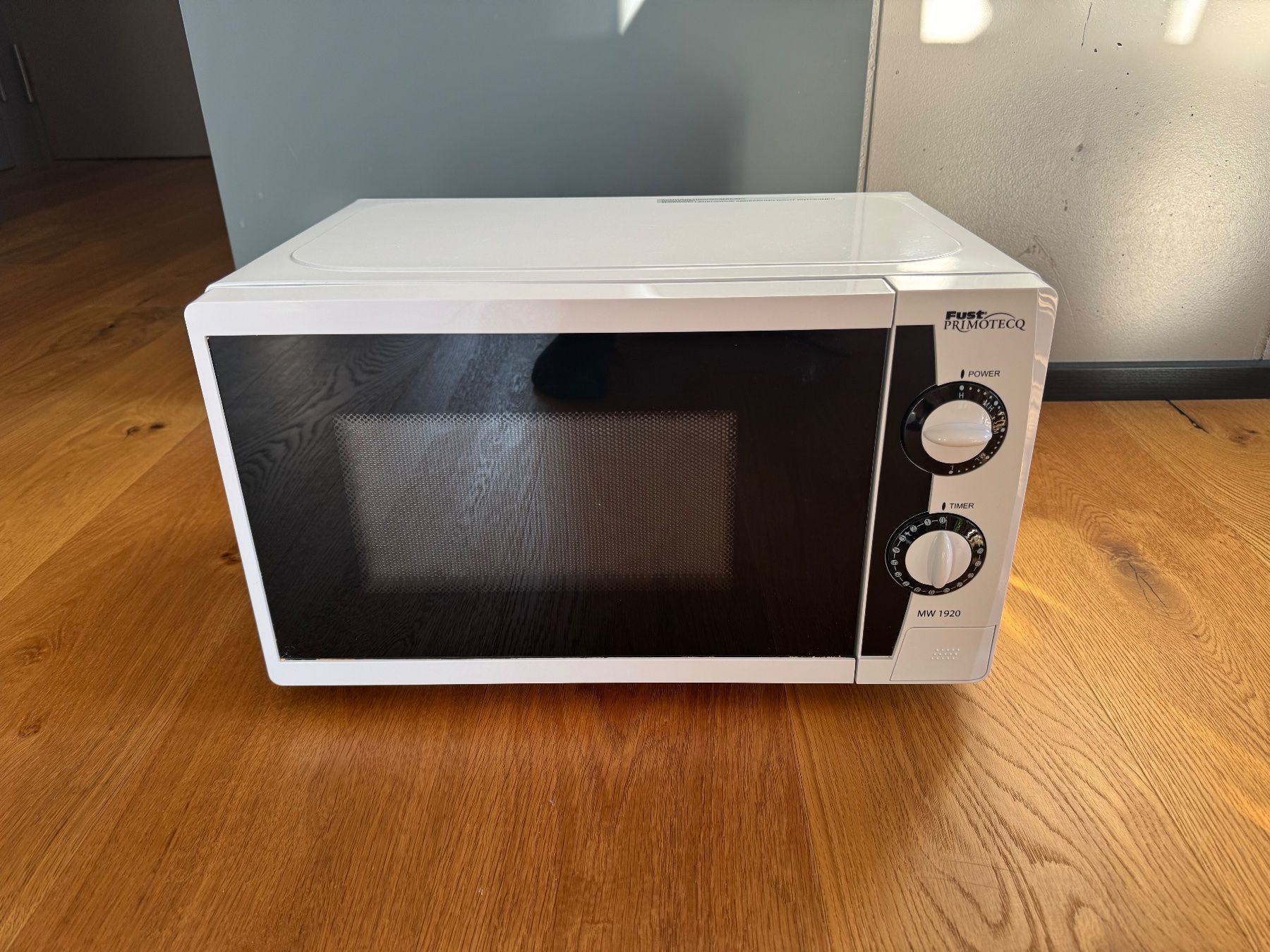 Primotecq Appareils de cuisine: Mikrowelle Fust - Weiss 700W – D'occasion à Zürich par mrdederi