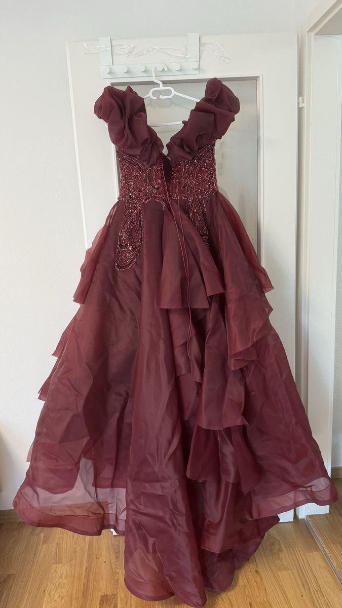 Vestiti: Bordeaux, elegantes Abendkleid mit passendem Schmuck. – Usato da Winterthur venduto da Yuni1 3