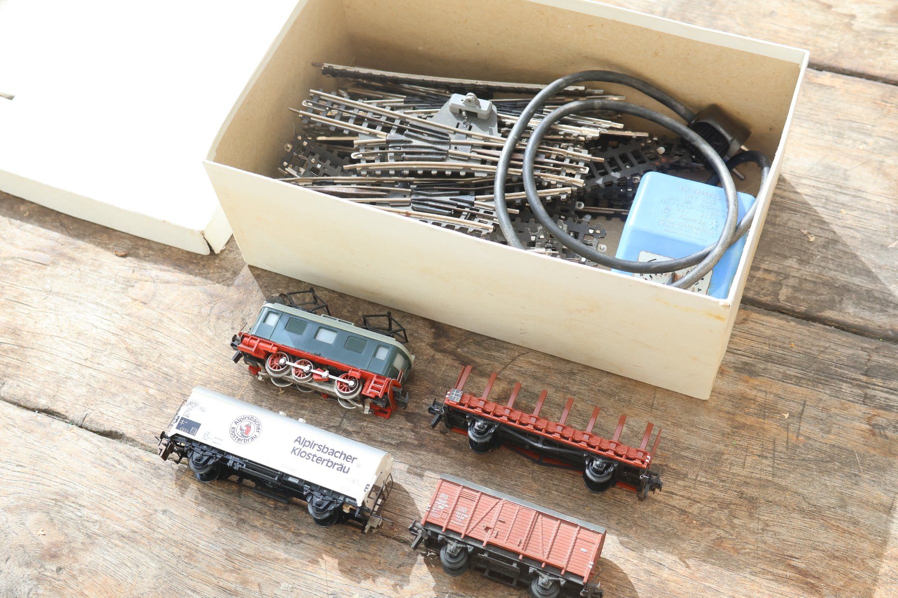 Trix Modelleisenbahnen: Trix-Express E-Lok + Wagen + Schienen + Trafo - H0 – Gebraucht aus Winterthur von Monstera 3
