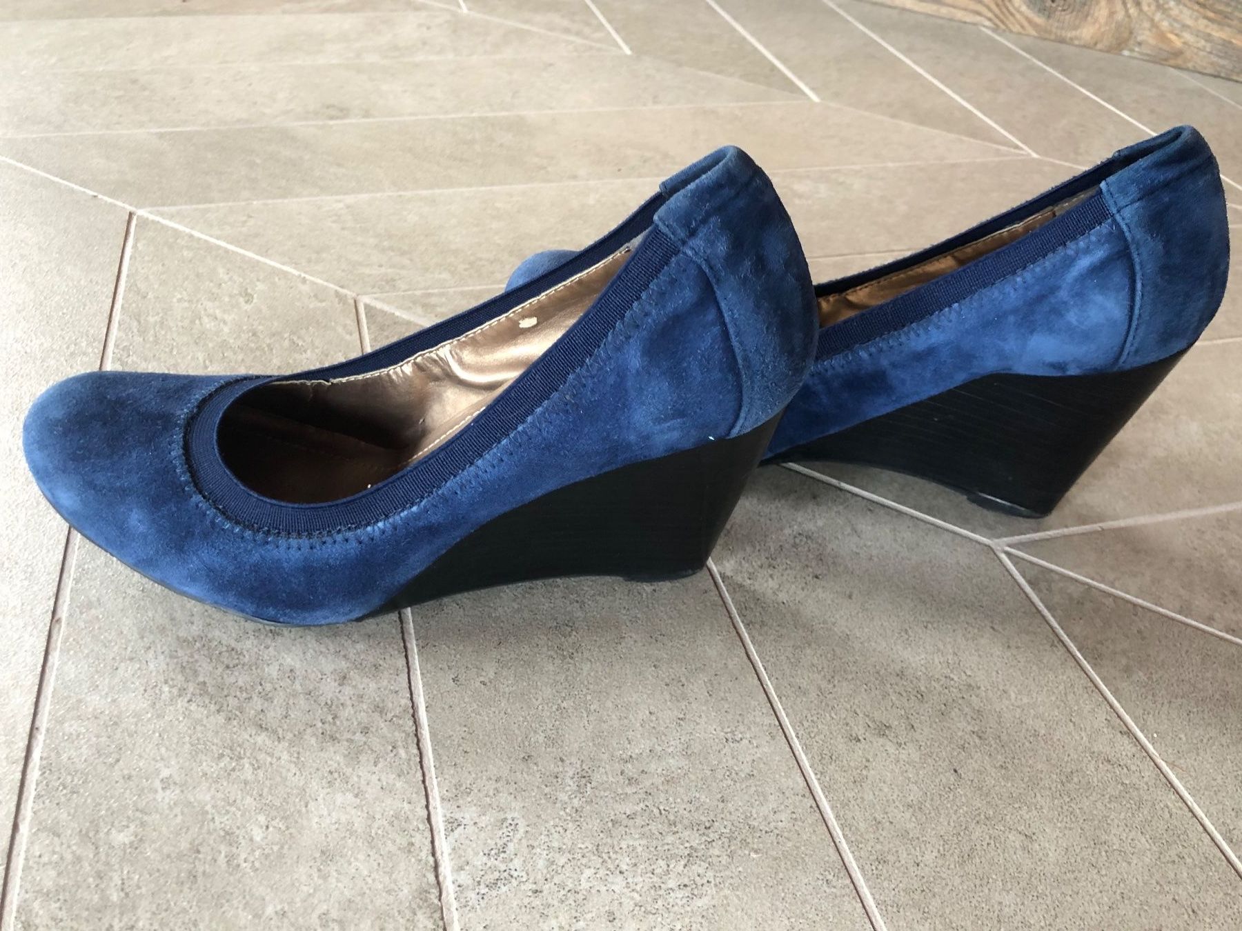 Damenschuhe: High Heels, Blaue echte Leder Pumps, 8 cm Keilabsatz – Gebraucht aus Les Giettes von les_6ddx 5