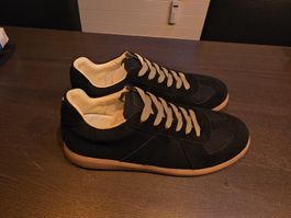 Schwarze Sneaker
