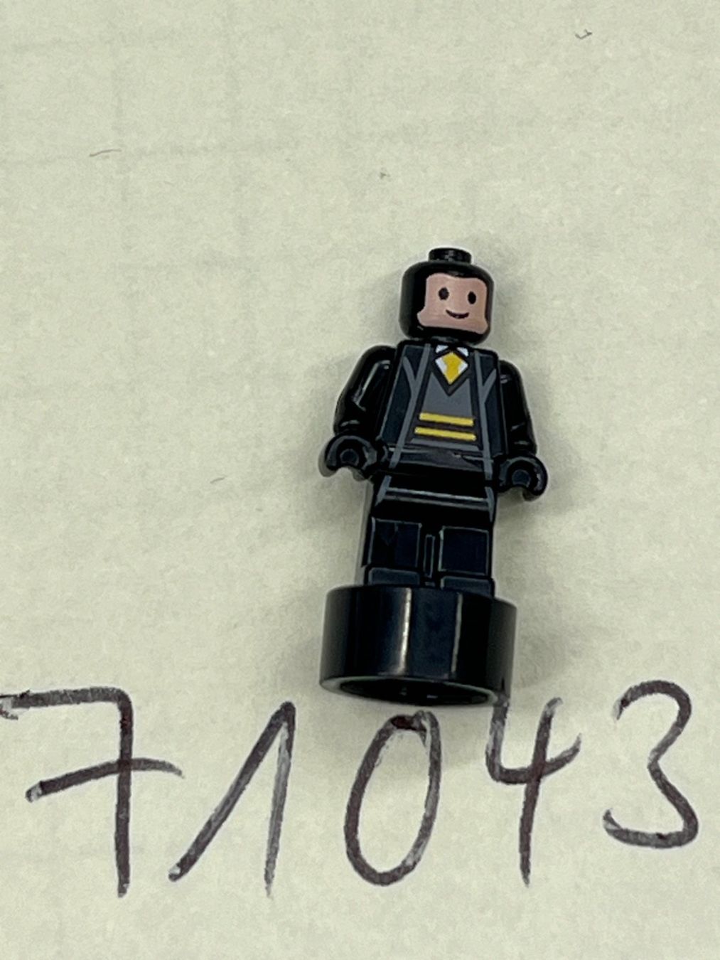 Lego Giocattoli: Lego Harry Potter 71043 Hufflepuff Student Microfigur light – Usato da Buochs venduto da Techtelmechtel