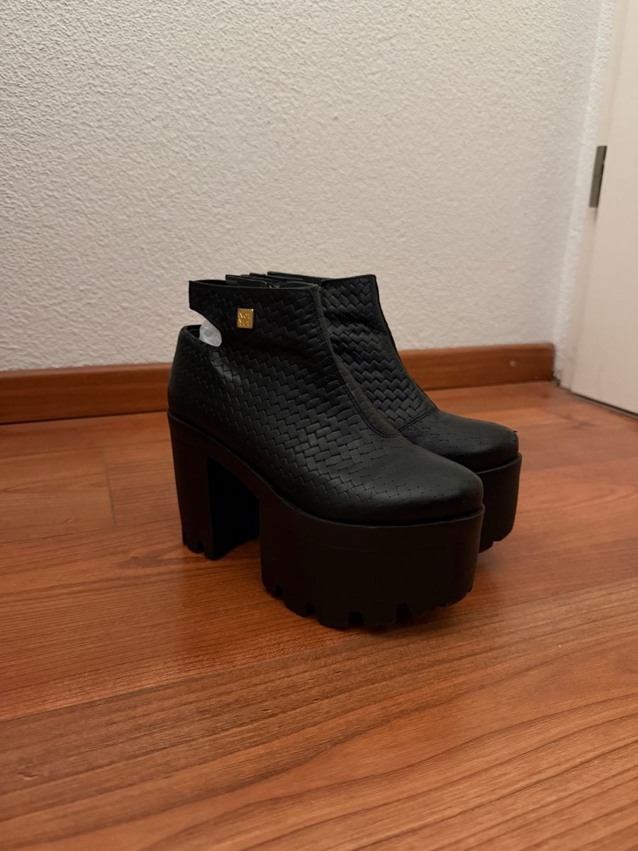 Hufschuhe: Not Yet Black Platform Heeled Ankle Boots Size 36 – Gebraucht aus Dänikon ZH von RAFIMIKI