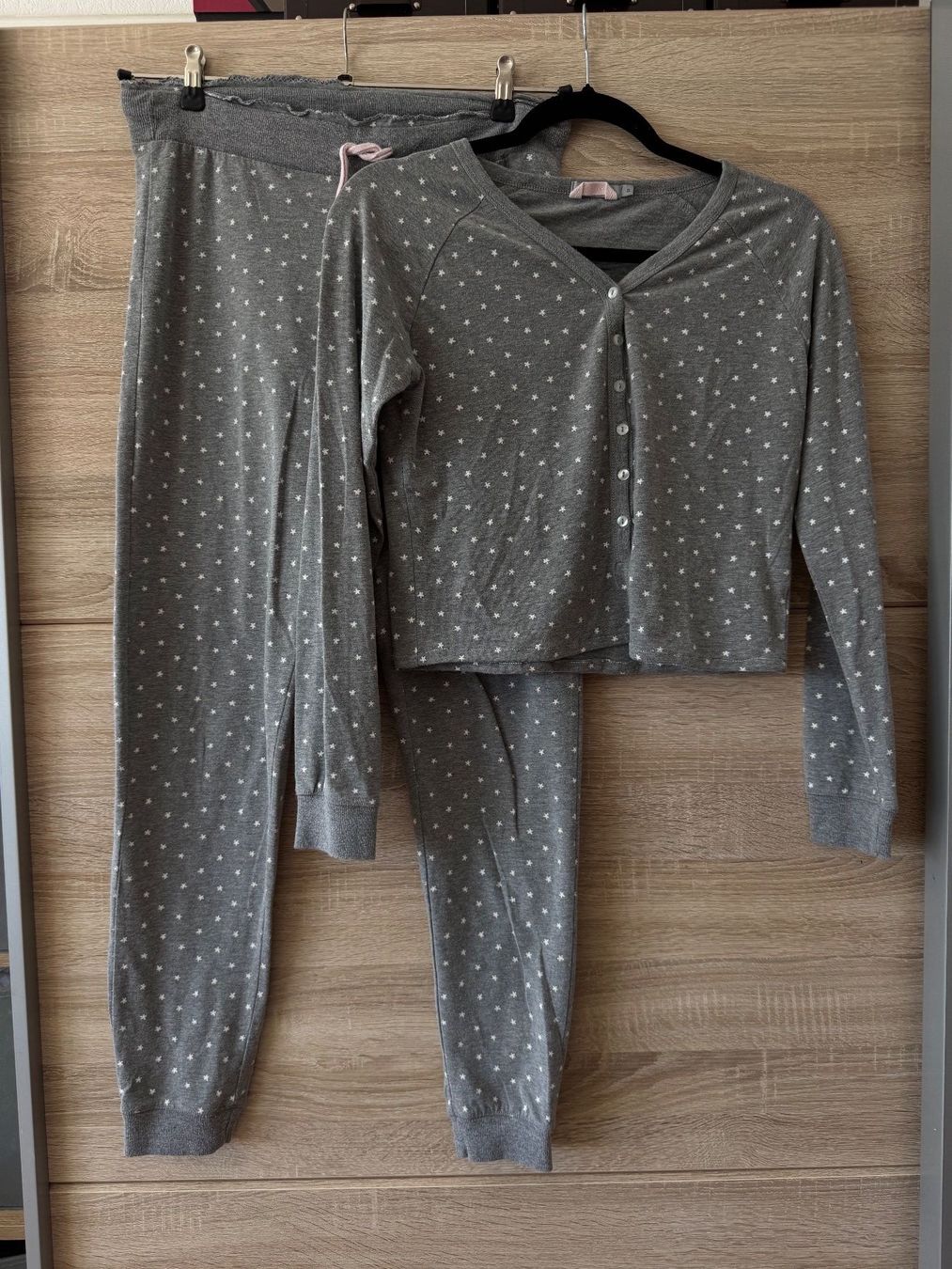 Pyjamas: Ensemble de pyjama gris – Gebraucht aus Montreux von Izapeche811