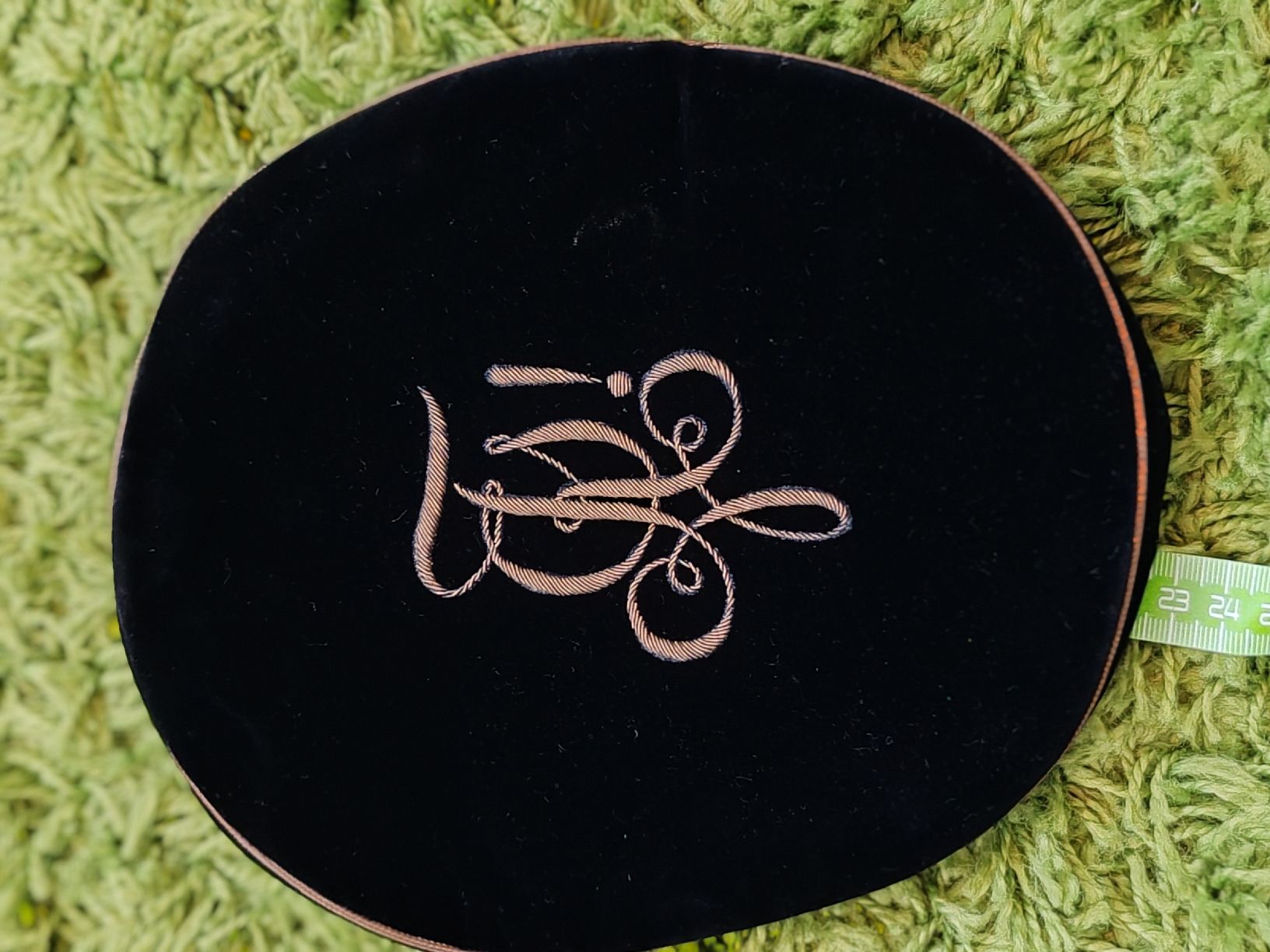 Altro in  Abbigliamento & Accessori: Kappe Samt Schwarz Gelb bestickt mit Monogramm Grösse ca. 57 – Usato da Wila venduto da neu_s8qs 1