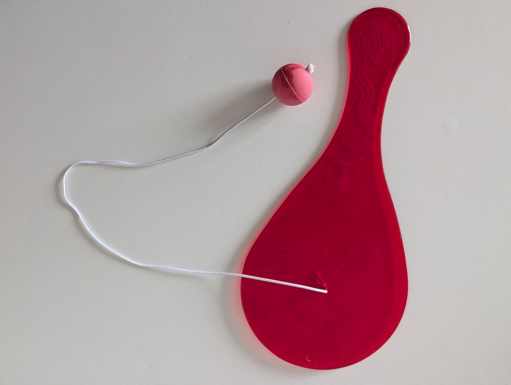 Giocattoli: Klassisches Paddle Ball Spiel rot mit Gummiball – Usato da Zürich venduto da eflohmi 1