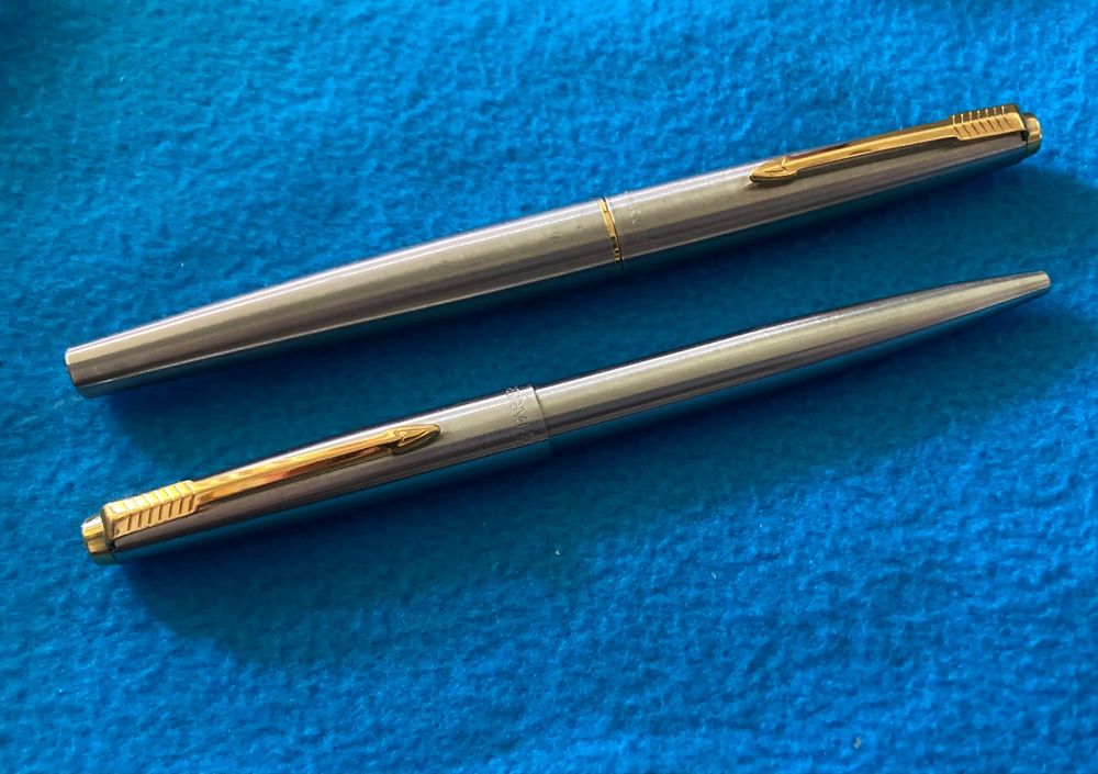 Sheaffer 100 Füllfederhalter – Gebürstete Chromkappe, Roter Schaft, Feine Edelstahlfeder – Inkl. Kugelschreibermine & Geschenkbox