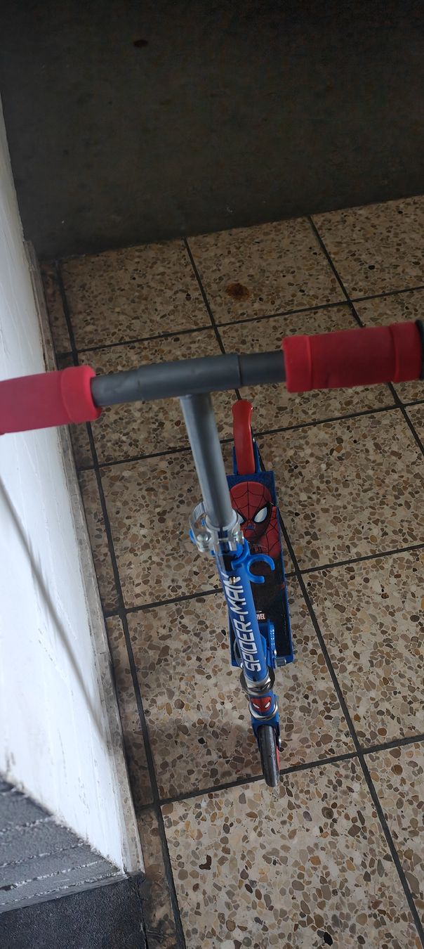 Fahrzeuge für Kinder: Spiderman Kinderroller: Top Zustand – Gebraucht aus Dietikon von R.Santos93 2