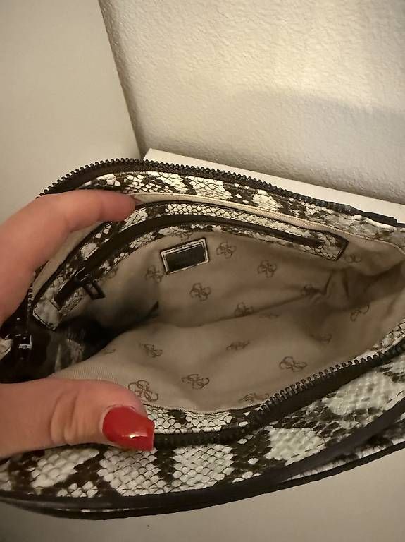Taschen für Damen: Guess Tasche – Gebraucht aus Steckborn von chi_g9b5 4
