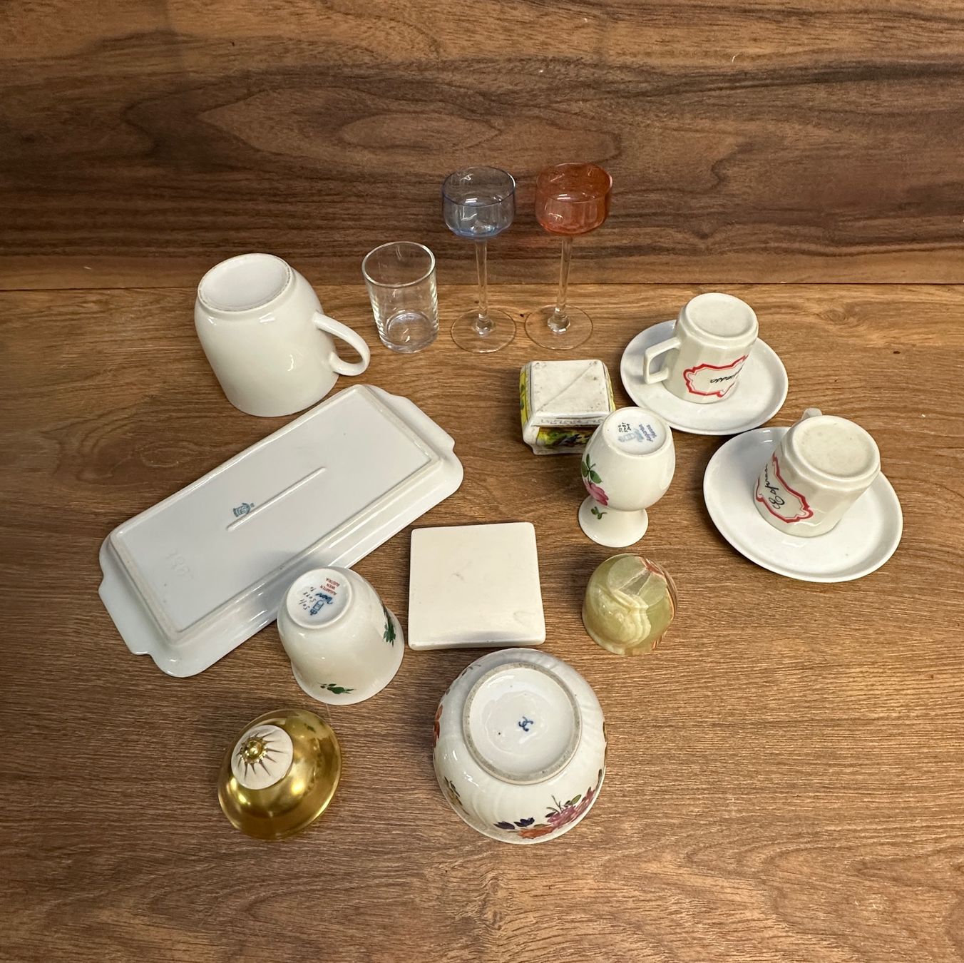 Set di piatti: Geschirr-Konvolut: Tassen, Gläser.. – Usato da Nussbaumen AG venduto da olitech5415 2