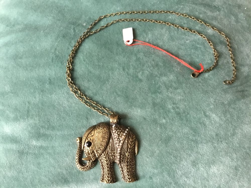 Collier Porte-bonheur Chinois - Éléphants Sculptés En Jade - Occasion Bon état