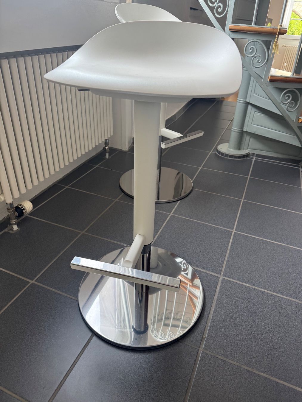 Sgabelli: 2 weisse / chrom Barhocker – Usato da Feuerthalen venduto da SandricH. 1