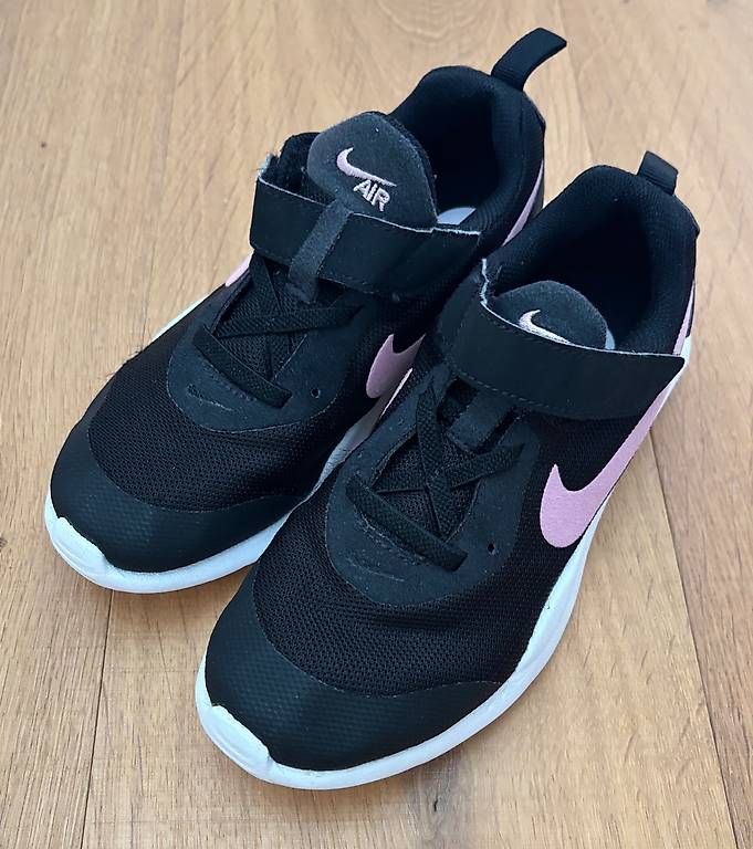 Nike Schuhe für Mädchen: Nike Turnschuh Gr. 33 – Gebraucht aus Stetten SH von Nicole_5