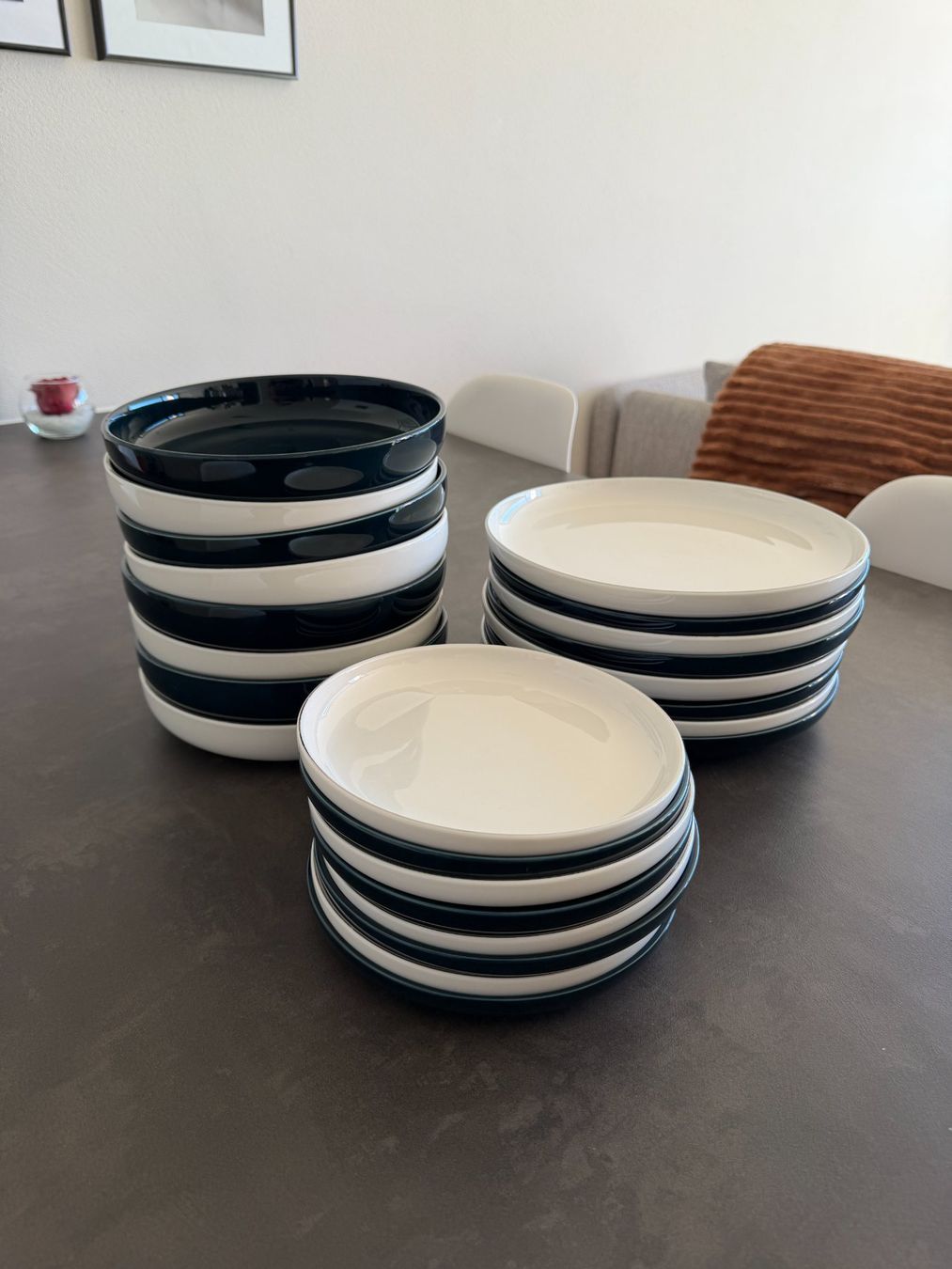 Set di piatti: MADE Teller-Set 24-teilig dunkelblau/weiss – Usato da Willerzell venduto da loerih