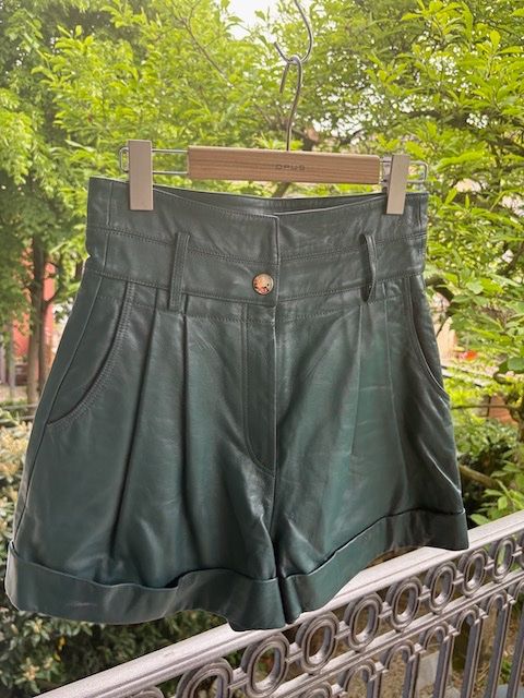 Sandro Pantaloni: Sandro Shorts, Leder – Usato da Winterthur venduto da prenzlgirl 1